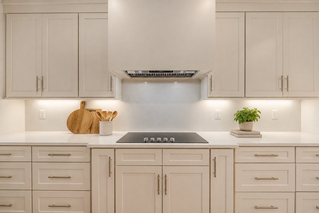 Cooktop and full-height backsplash (virtually staged)